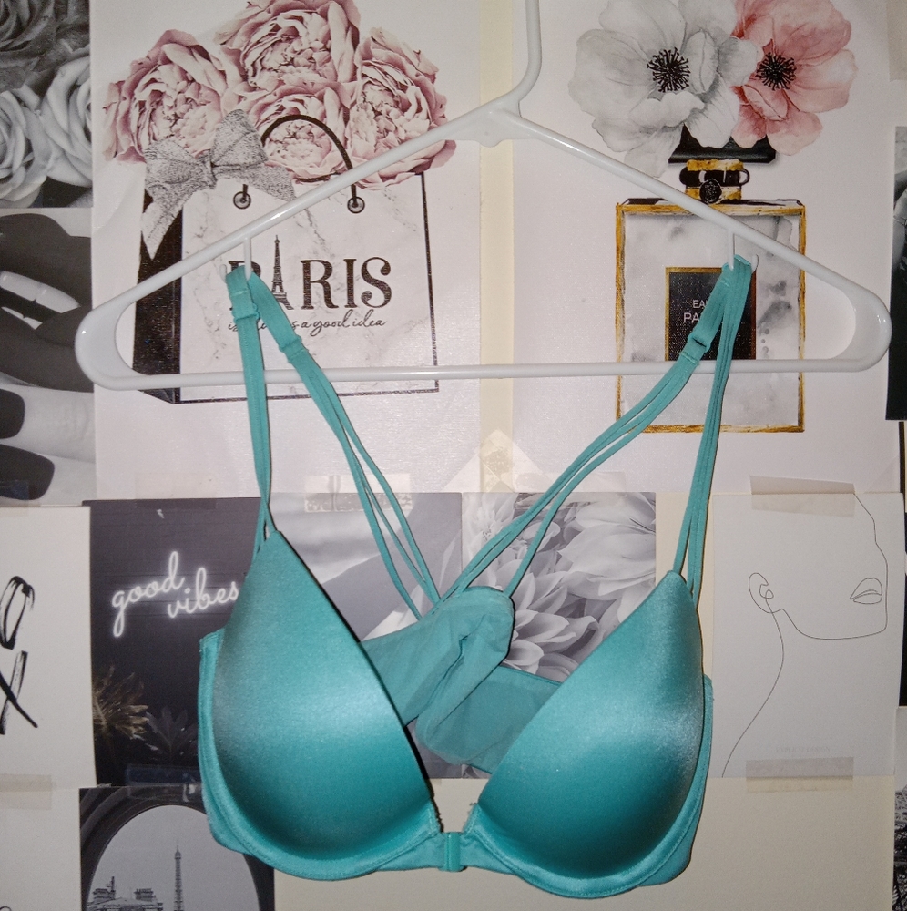 ♡♡Turquoise  Victoria's  Secret bra 36B.